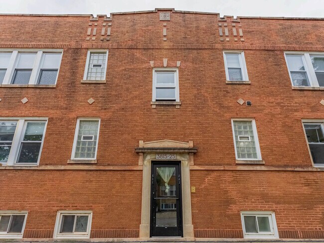 Building Photo - 3825 W Roscoe St