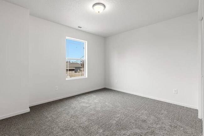 Building Photo - Beautiful Home in the Valley