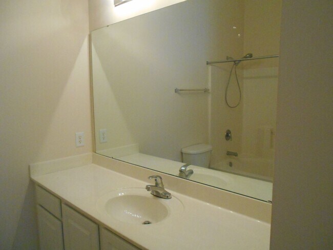 Building Photo - 3 bedroom, 2 bath condo in Carolina Willows