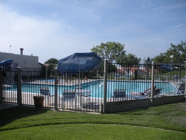 Building Photo - 3 BR Condo in Carlsbad! Close to Walking T...