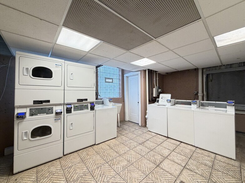 Building Photo - 457 W Melrose