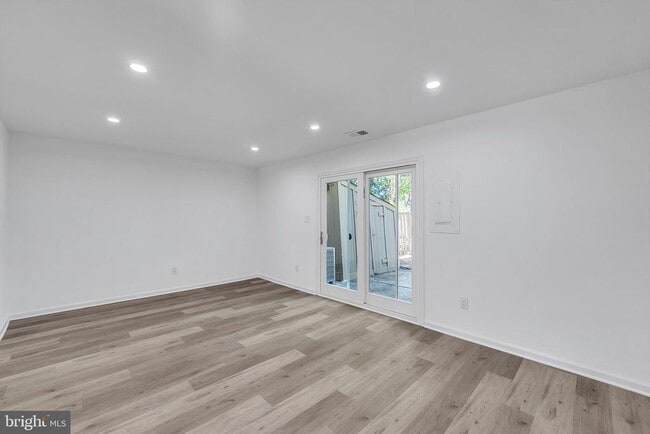 Building Photo - 630 Clearwater Ct