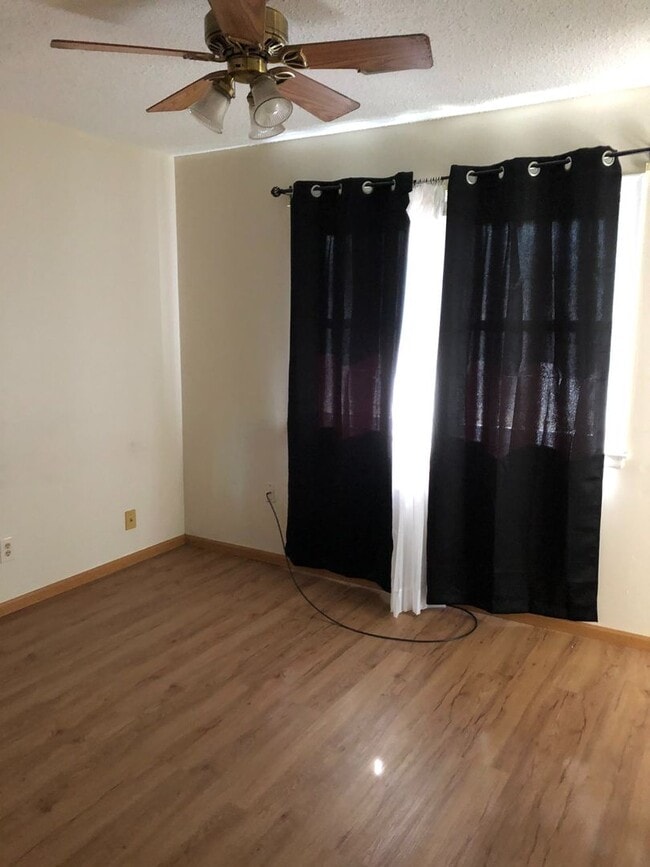 Building Photo - 1 Bedroom, 1 Bath Townhouse in LeClaire, IA