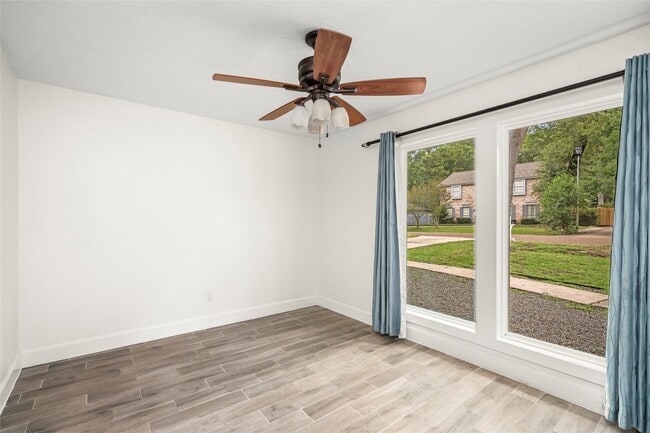 Building Photo - 560 Landfall Ln