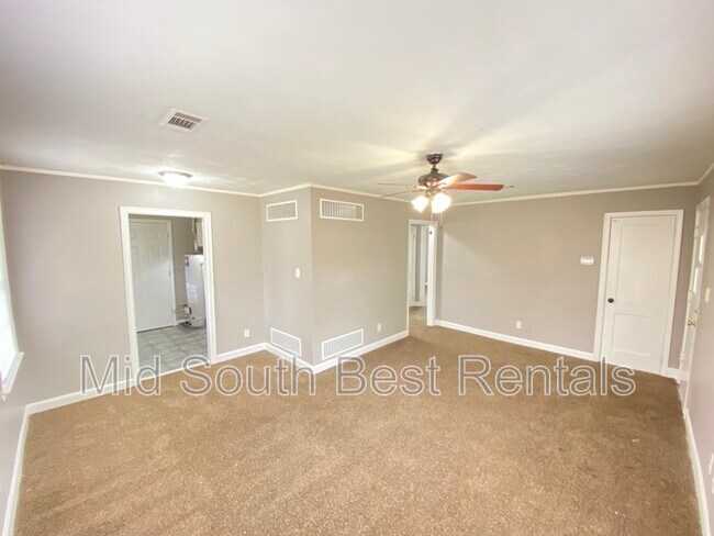 Building Photo - 3549 Sharpe Ave