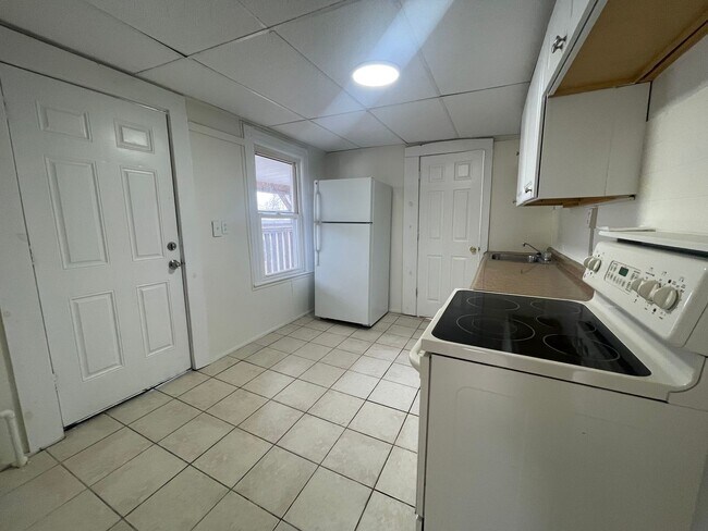 Building Photo - Clean & Updated 1BR Close to Downtown – $1200 Available Now