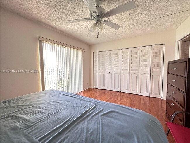 Building Photo - 569 Fanshaw N