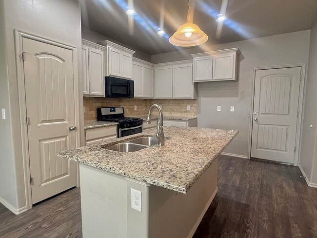 Building Photo - Beautiful 3 Bed 2 Bath Duplex in Surrey Hills!!