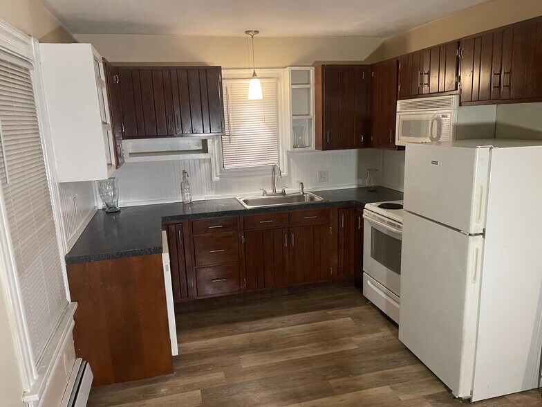 Primary Photo - 684 Bennett St