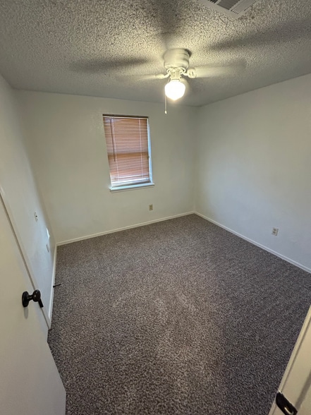 Building Photo - 4220 SE 49th Ter