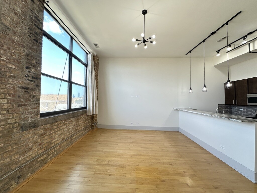 Building Photo - 1426 W 21st St