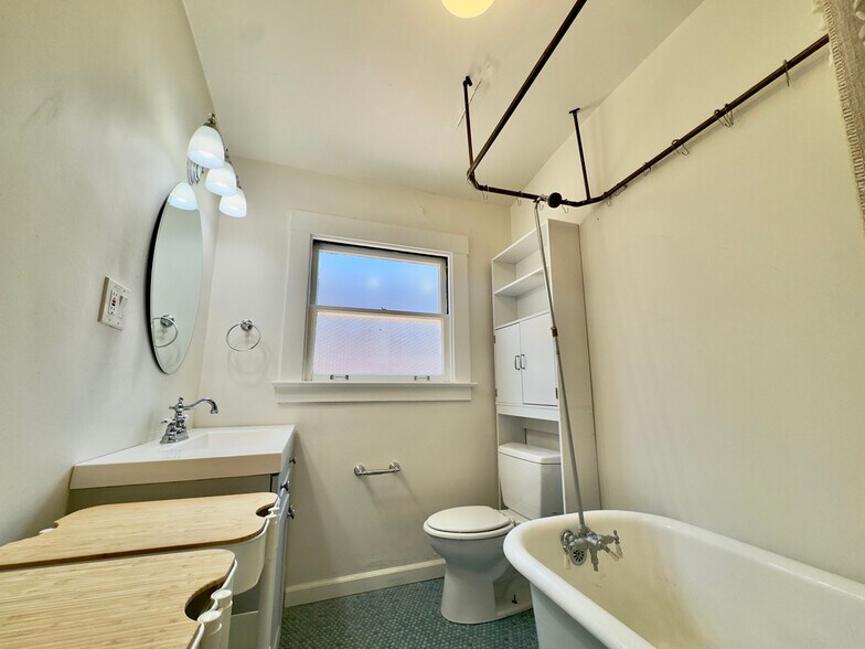 Building Photo - 2309 Derby St