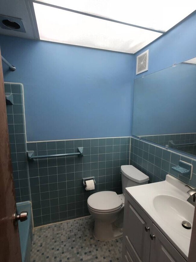 Building Photo - Newer & Modern 3 Bed., 1.5 Bath Home w/W/D...