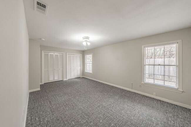 Building Photo - Prime Location in Overton West! Spacious D...