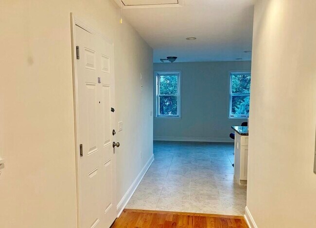 Building Photo - 10-12-12 Morton Pl