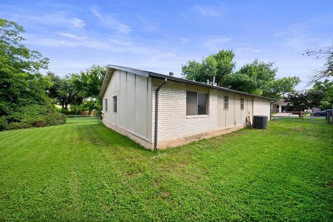 Building Photo - 2404 Broken Oak Dr
