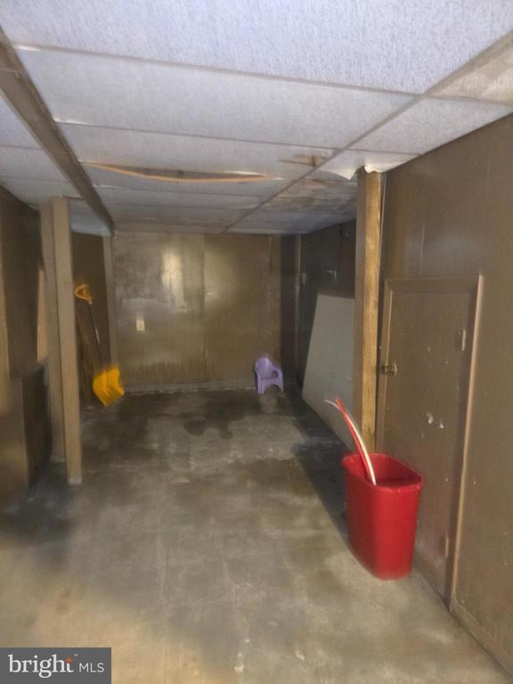 Building Photo - 556 N Wanamaker St