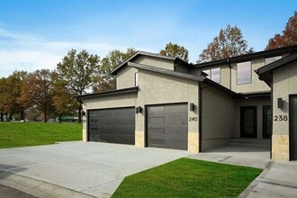 Building Photo - Move into Oak Ridge Falls Townhomes - Ask about our August Special!