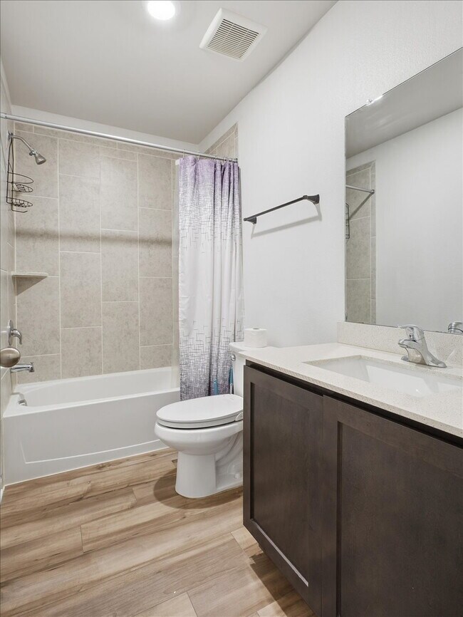 Building Photo - "Charming 3-Bed Oasis with 2 Full Baths in Heath - 1244 Sq Ft of Comfort with Washer/Dryer Includ...