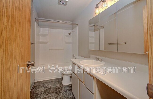 Building Photo - 13216 NE Salmon Creek Ave