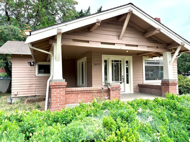 Primary Photo - Historic Milwaukie 3 bedroom bungalow with...