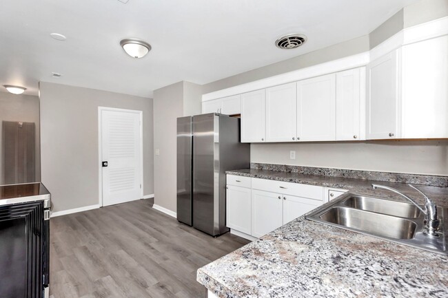 Building Photo - 1707 Buena Vista Cir SE