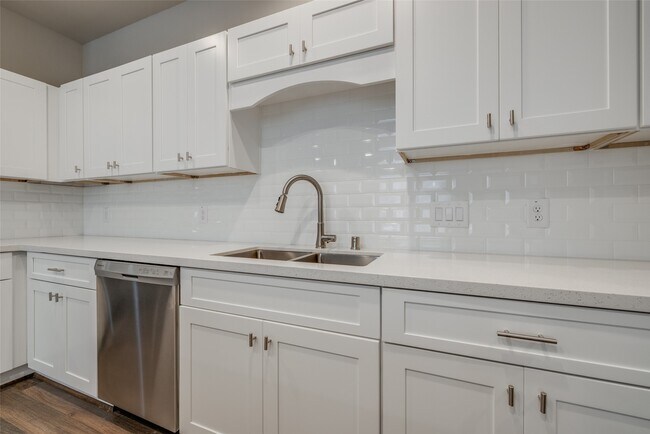 Building Photo - 137 Pk Pl Cir