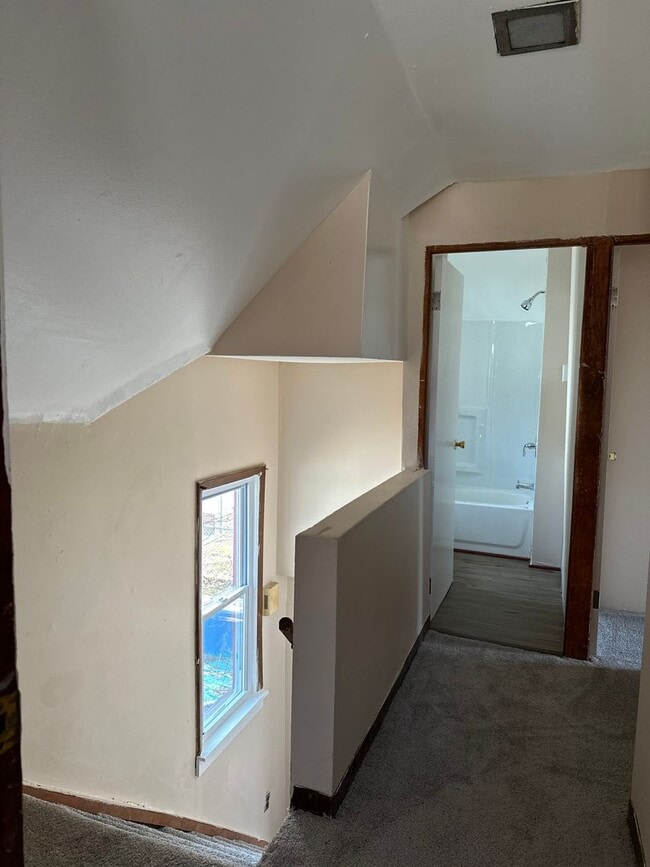 Building Photo - YUO WILL FALL IN LOVE WITH THIS COZY HOME !!!