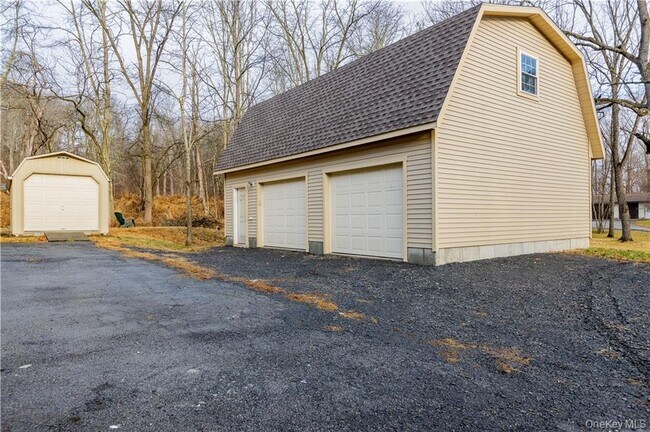 Building Photo - 208 Glenmere Rd