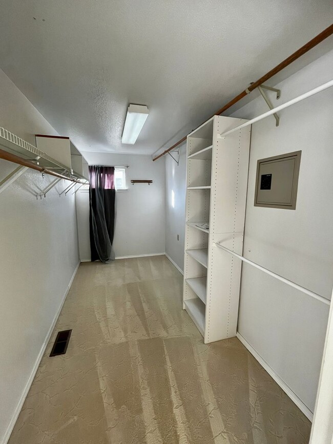 Building Photo - 4 Bedroom, 3 Car Garage Home in CK School ...