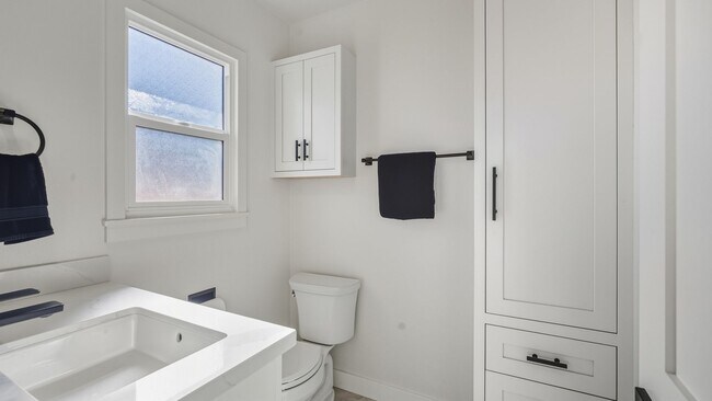 Building Photo - Beautifully Updated 3 bedroom Anaheim home!