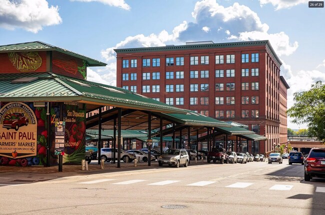 Walking distance to the Saint Paul Farmer's Market - 500 Robert St N