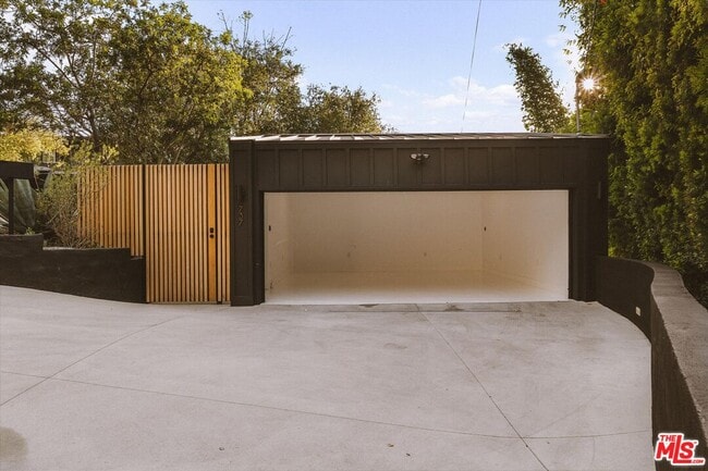 Building Photo - 737 Halliday Ave
