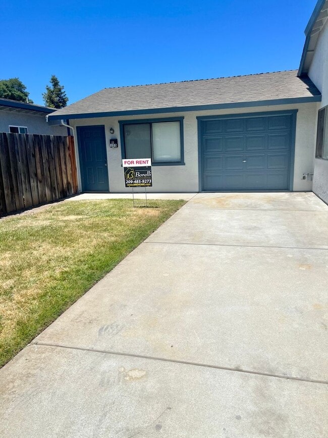 Primary Photo - MUST SEE!! One Bedroom One Bath Duplex In ...