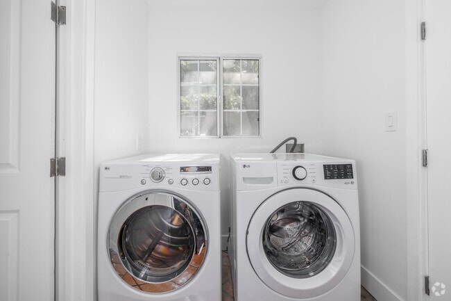4BR, 2BA - 2,000SF - Laundry - 9501 Clybourn Ave