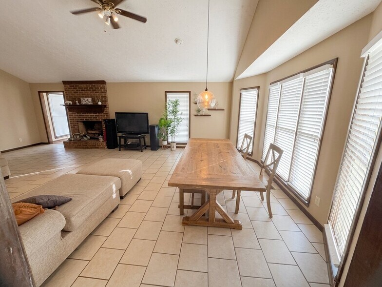 Building Photo - 5545 Little Bear Dr