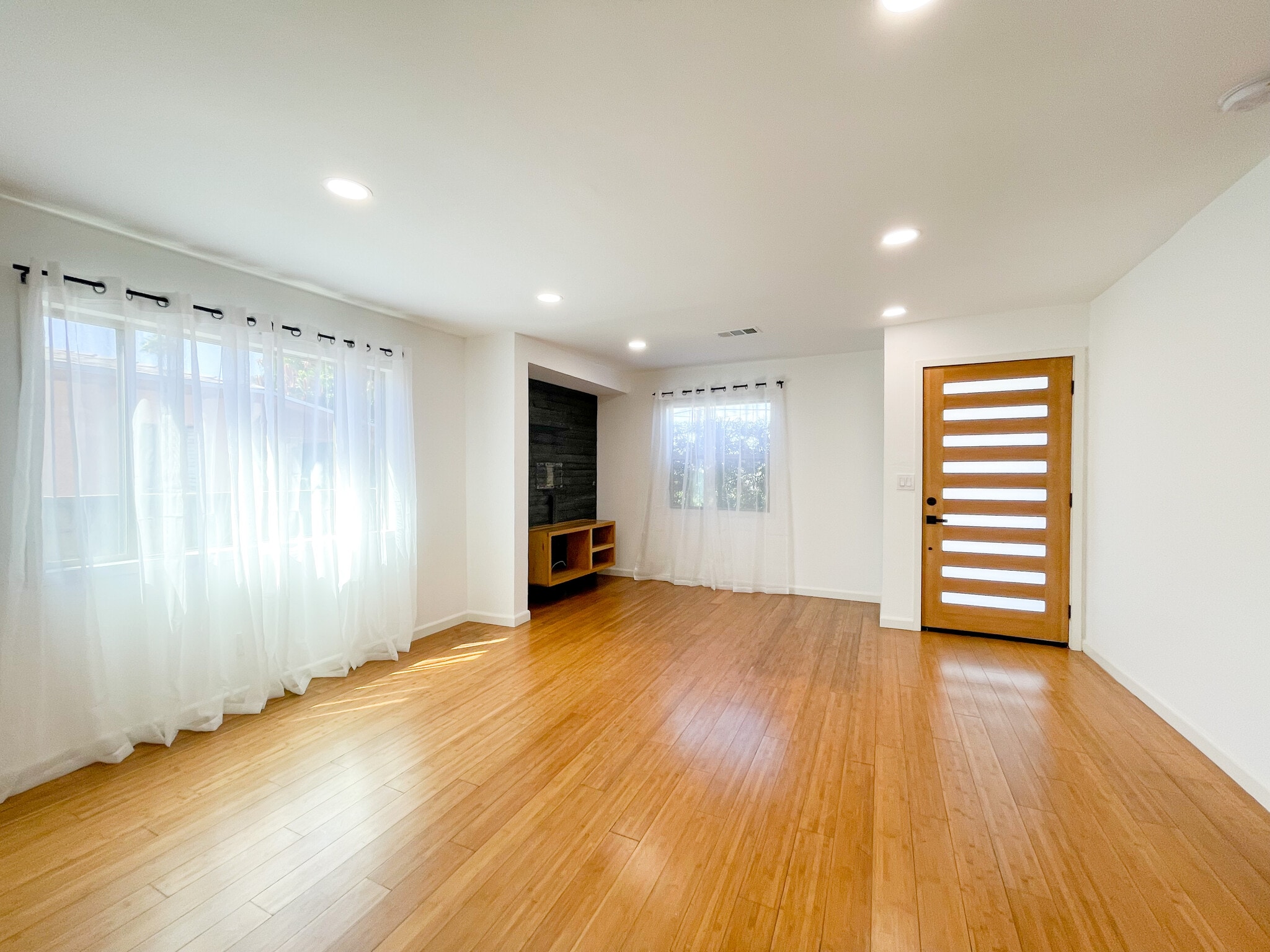 Building Photo - 958 Camulos St