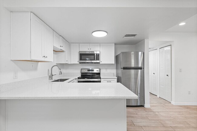 Building Photo - GULFPORT APARTMENT FOR RENT!