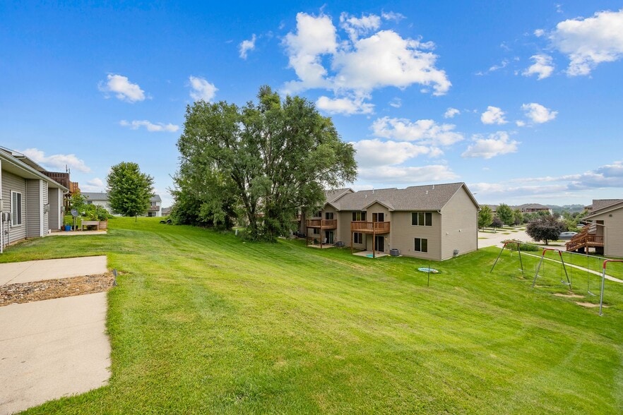 Building Photo - 533 E Goldfinch Dr