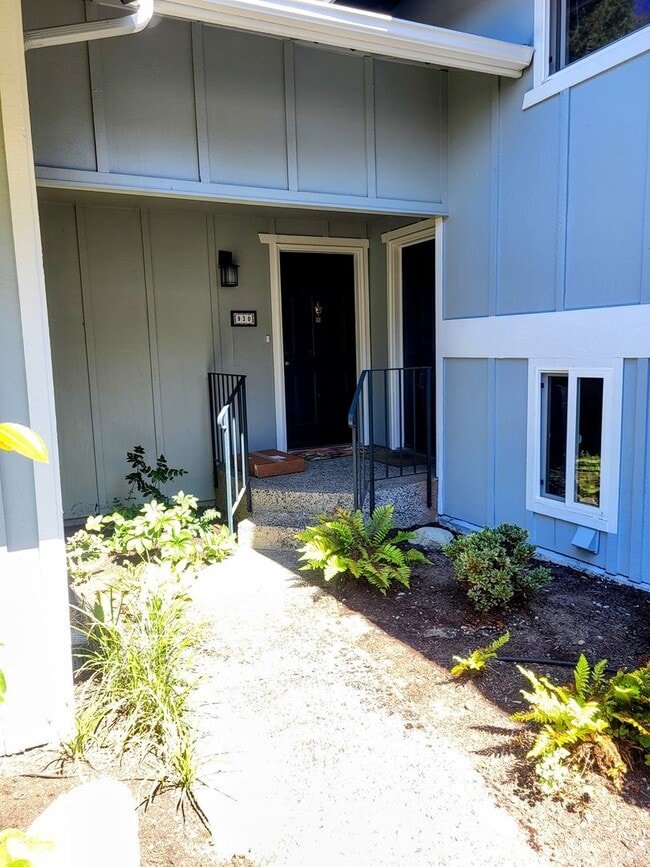 Building Photo - Bainbridge Townhouse with garage