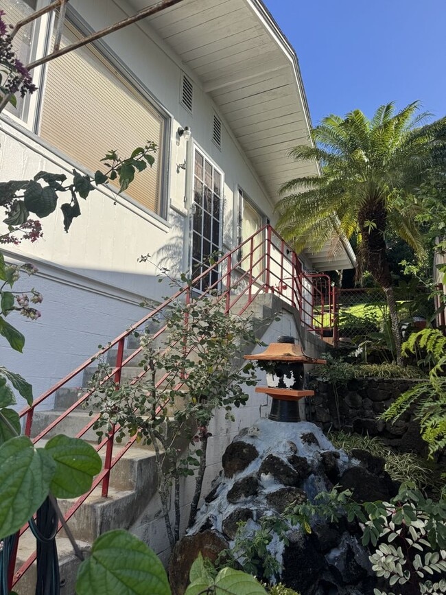 Building Photo - Aina Haina - Renovated 4 bedroom, 2 bath single family home