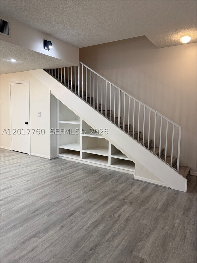 Building Photo - 1561 Sorrento Dr