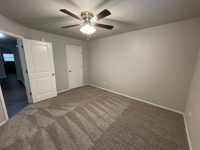 Building Photo - JENKS SCHOOLS - 3 bed with study and formal dining!!