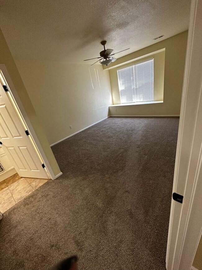 Building Photo - Move in Ready!!  3 Bedroom Condo - Cherry Grove - Aurora.....