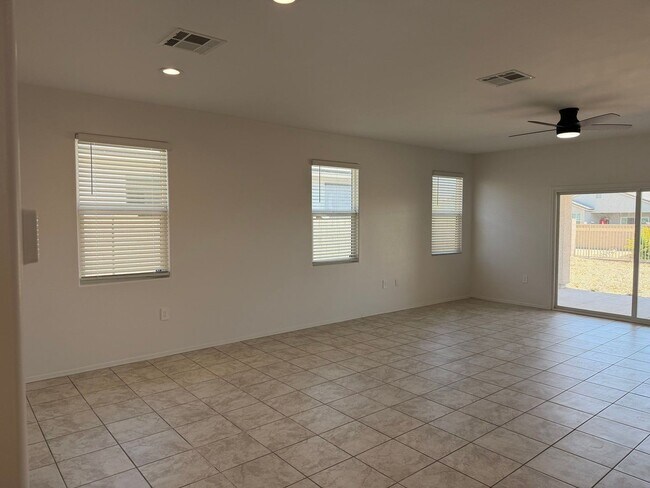 Building Photo - 9427 E Alfalfa Dr