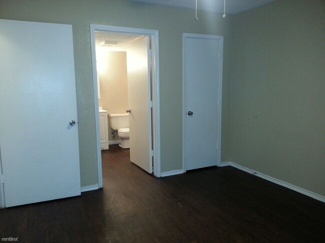 Building Photo - 3 br, 2 bath 4plex - 111 Peachtree Court D