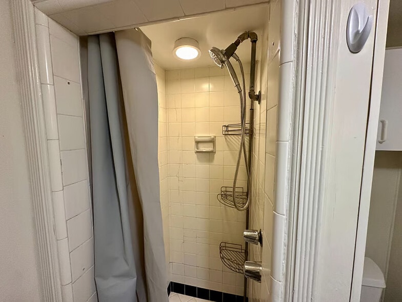 Building Photo - 138 Pine St