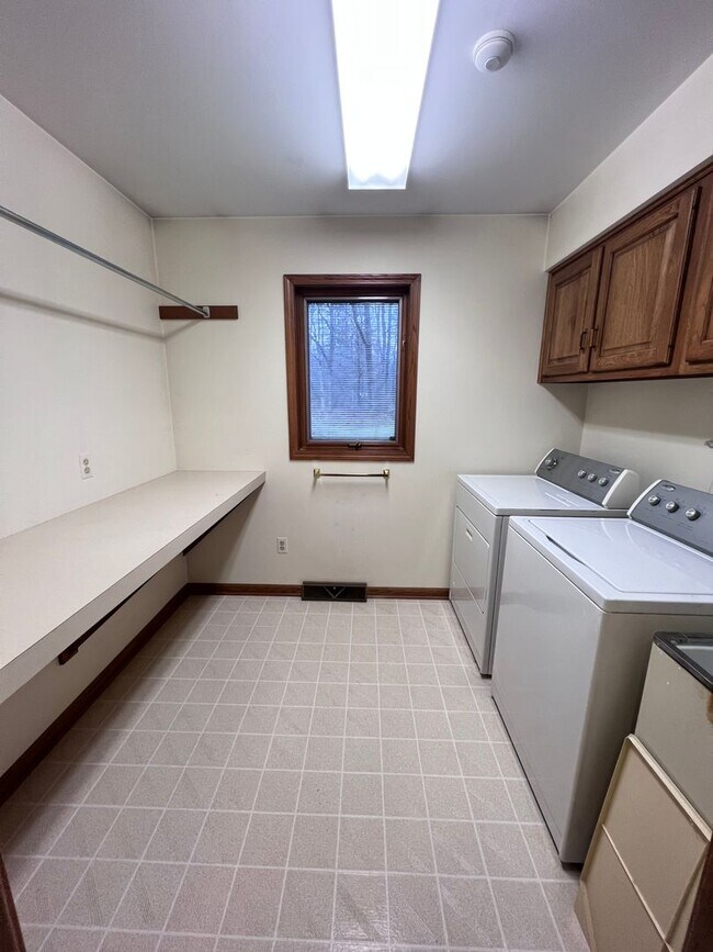Building Photo - Large Home in Forest Hills School District