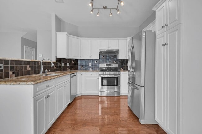 Building Photo - Beautiful and light-filled home in the desirable Normandy Place community located in Nashville’s ...