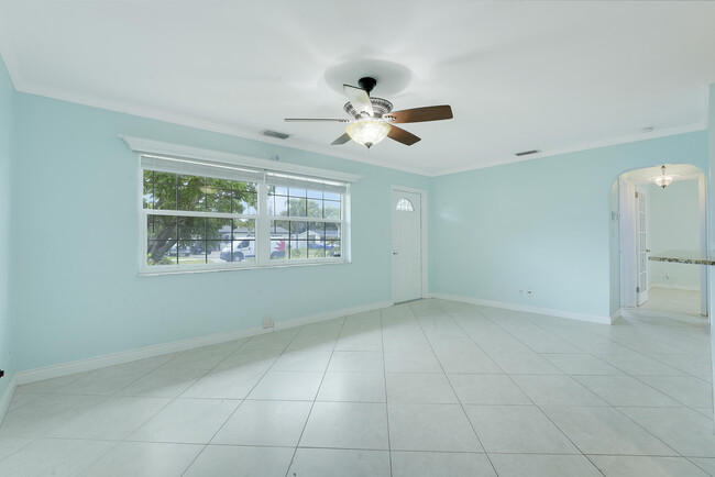 Building Photo - 744 W Ilex Dr